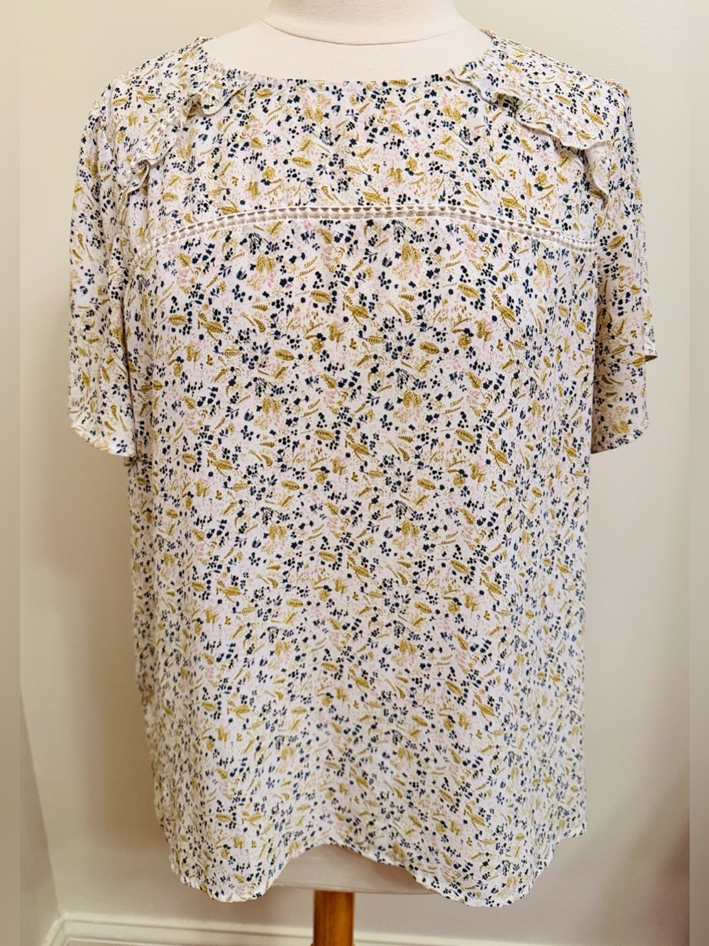 Loft Cream Grey Ditsy Floral SZ L Cottagecore Romantic Boho Crochet Ruffle Top
